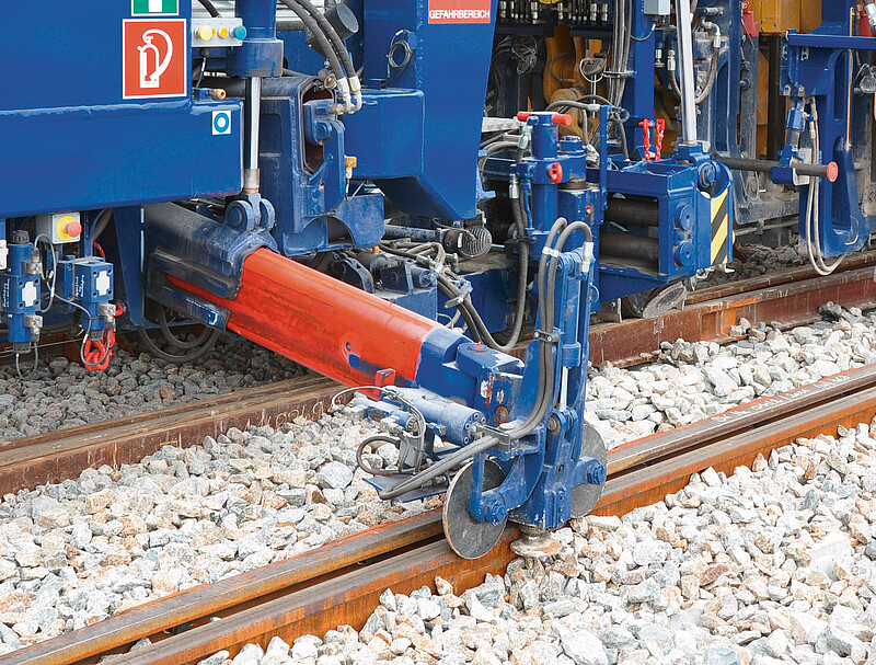 Additional lifting device for the diverging rail of the turnout 